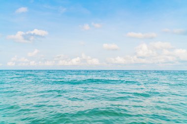 Güzel mavi deniz ve gökyüzü