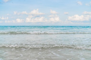 Mavi deniz ve gökyüzü ile güzel beyaz kum plaj