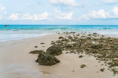 Mavi deniz ve gökyüzü ile güzel beyaz kum plaj