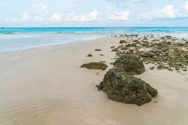 Mavi deniz ve gökyüzü ile güzel beyaz kum plaj