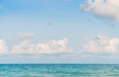 Güzel mavi deniz ve gökyüzü