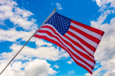 Mavi gökyüzünde Amerikan bayrağı .