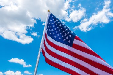 Mavi gökyüzünde Amerikan bayrağı .