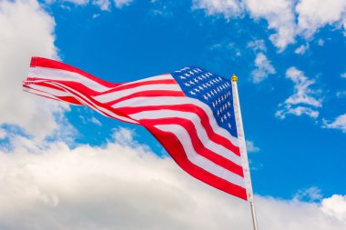 Mavi gökyüzünde Amerikan bayrağı .