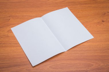 Bifold beyaz şablon Kağıt ahşap doku üzerinde