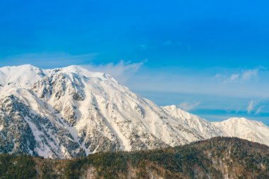 Japonya kış dağ kar ile kaplı
