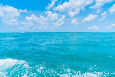 Deniz su yüzeyi tekne arkasında iz