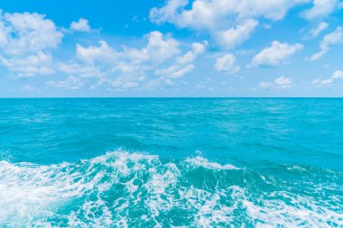 Deniz su yüzeyi tekne arkasında iz