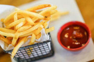 Patates kızartması masada