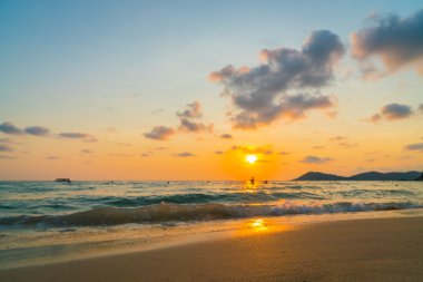 Denizin üzerinde gün batımı