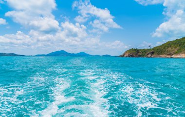 Deniz su yüzeyi tekne arkasında iz