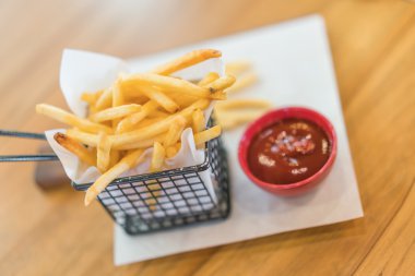 Patates kızartması masada