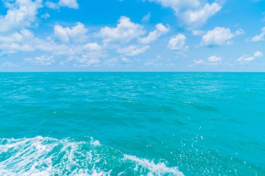 Deniz su yüzeyi tekne arkasında iz