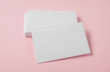Pembe bir arka plan üzerinde boş kartvizit