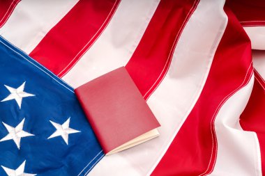 pasaport Amerikan bayrağı üzerinde