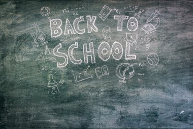 Okula geri serbest el çiziminin kara tahta üzerinde