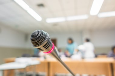 Konferans salonunda mikrofon