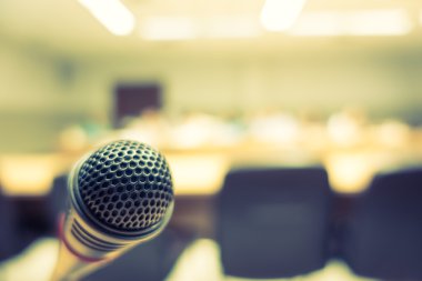 Konferans salonunda mikrofon