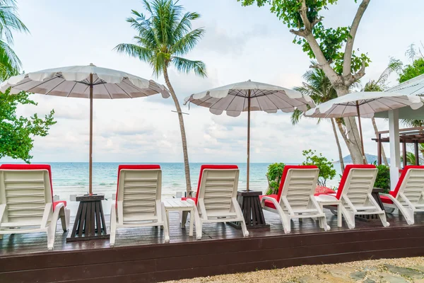 Hermosas sillas de playa con sombrilla alrededor de la piscina al aire libre poo — Foto de Stock