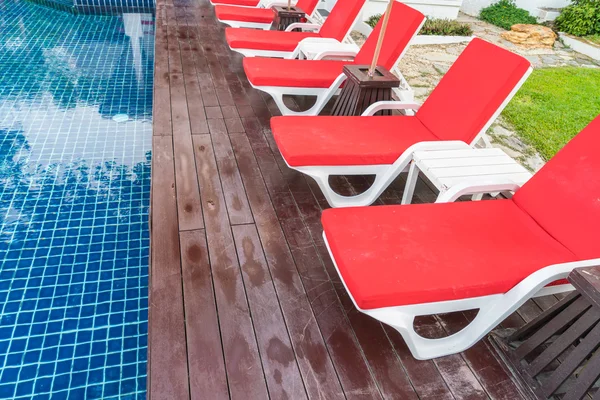 Indah kursi pantai dengan payung sekitar kolam renang luar — Stok Foto