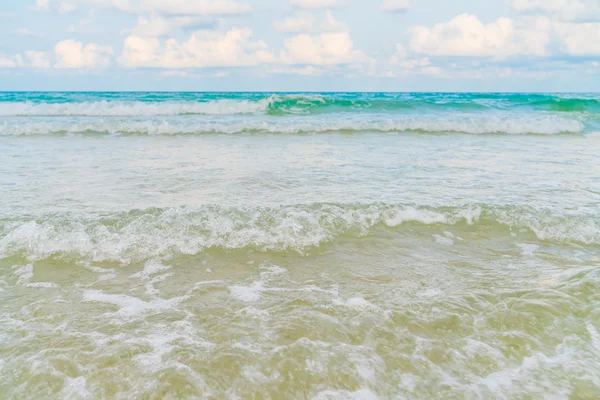 Gyönyörű, fehér homokos strand a kék tenger és az ég — Stock Fotó