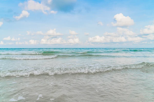 Красивий пляж з білим піском з блакитним морем і небом — стокове фото