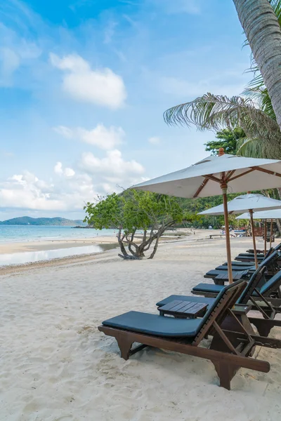 Vackra strandstolar med paraply på tropical vit sand strand — Stockfoto