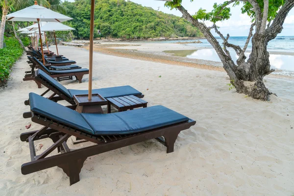 Hermosas sillas de playa con sombrilla en la playa tropical de arena blanca — Foto de Stock