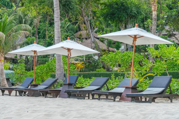 Belles chaises de plage avec parasol sur sable blanc tropical beac — Photo