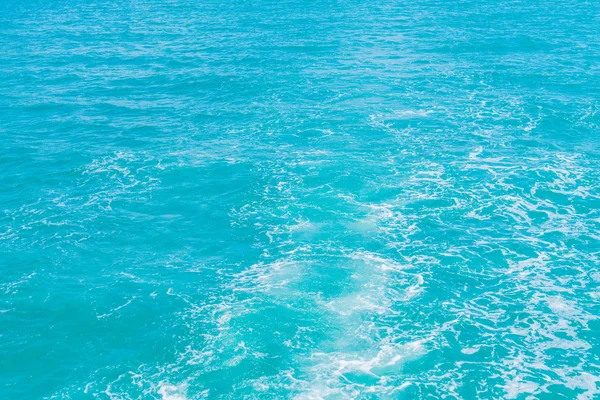 Всплеск волн на морской воде — стоковое фото