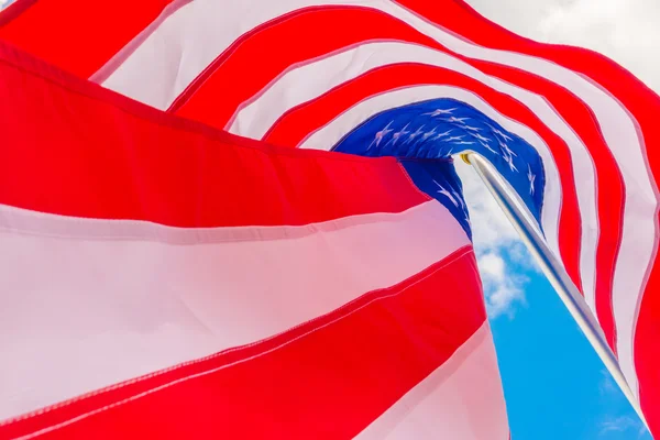 Bandera americana en el cielo azul . — Foto de Stock