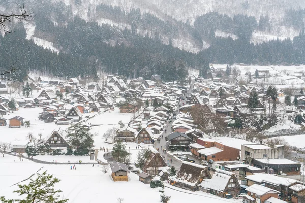 Beau village dans les montagnes d'hiver — Photo