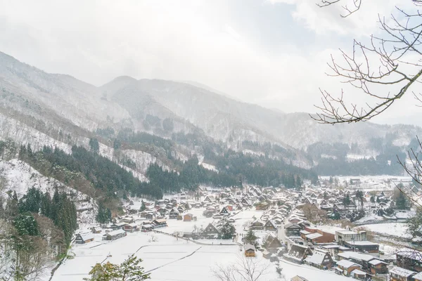 美丽的村庄，在冬天山 — 图库照片