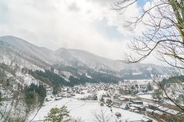 Piękna wioska w górach zimą — Zdjęcie stockowe