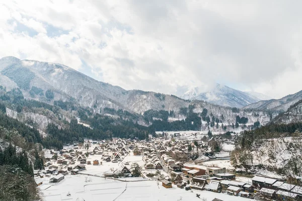 Hermoso pueblo en las montañas de invierno — Foto de Stock