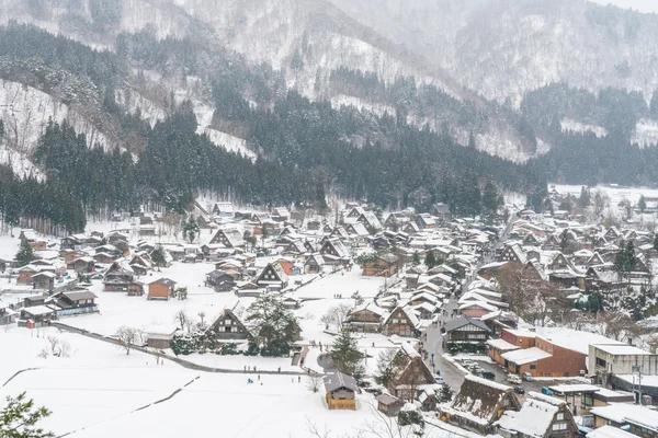 美丽的村庄，在冬天山 — 图库照片