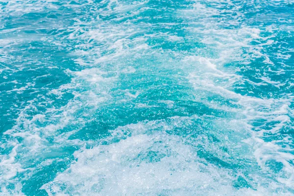 Ondas salpicadas na água do mar — Fotografia de Stock