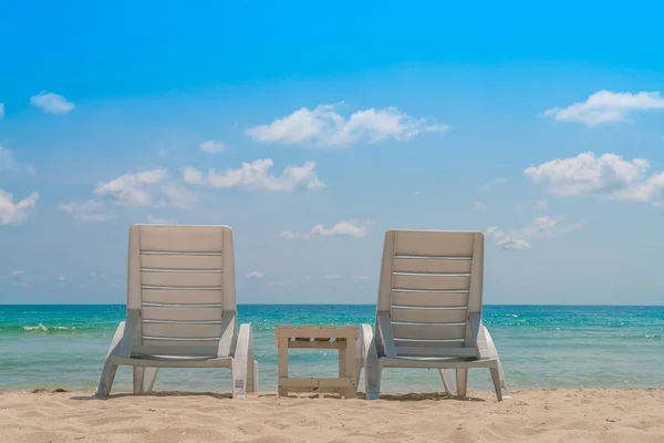 Solstolar på tropiska vit sandstrand — Stockfoto