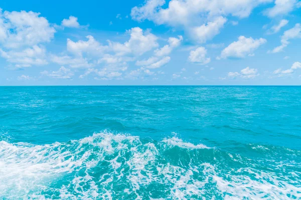 Spur auf der Wasseroberfläche hinter dem Boot — Stockfoto