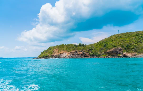 Sentiero sulla superficie dell'acqua di mare dietro la barca — Foto Stock