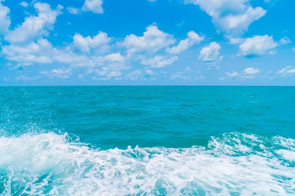 Spur auf der Wasseroberfläche hinter dem Boot — Stockfoto