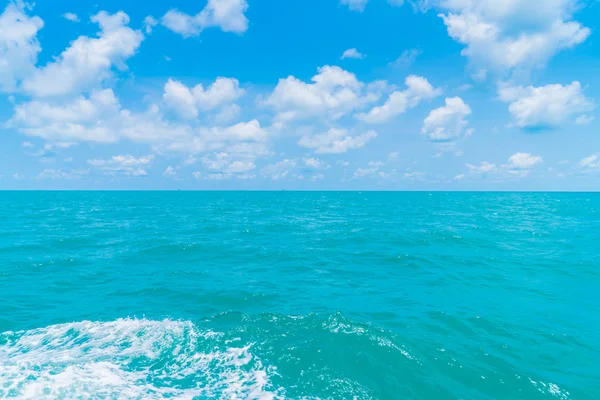 Deniz su yüzeyi tekne arkasında iz