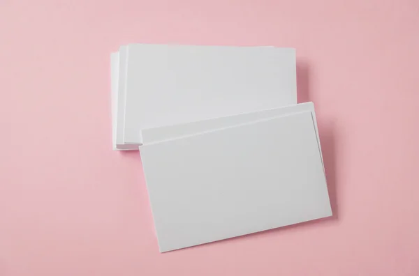 Бланк визитки на розовом фоне — стоковое фото