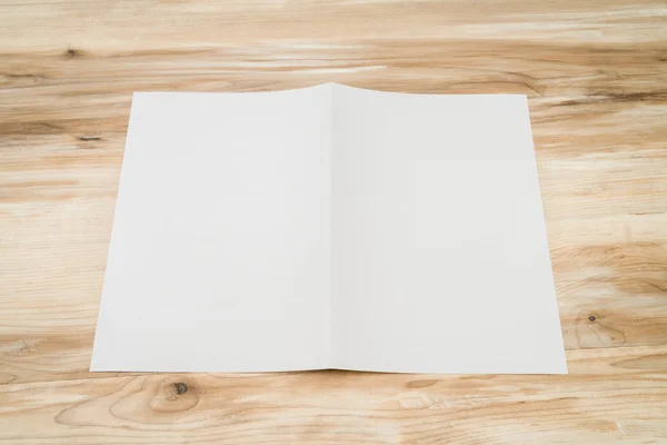 Papel modelo branco bifold na textura da madeira — Fotografia de Stock