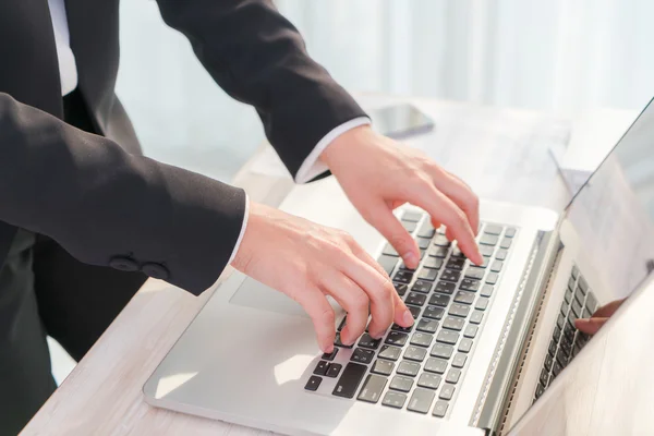 Person som skriver på tangentbordet för bärbar dator — Stockfoto
