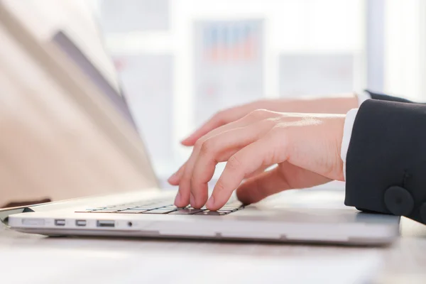 Person typing on laptop keyboard — Stock Photo, Image