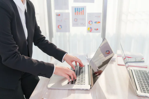 Person typing on laptop keyboard — Stock Photo, Image