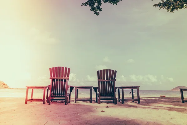 美丽的沙滩椅上热带的白色沙滩 — — 过滤我 — 图库照片#