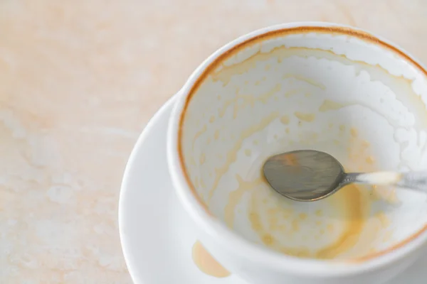 Tom kopp kaffe på bordet — Stockfoto