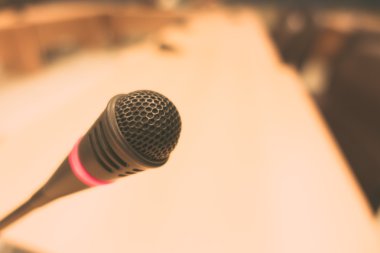 Konferans salonunda mikrofon